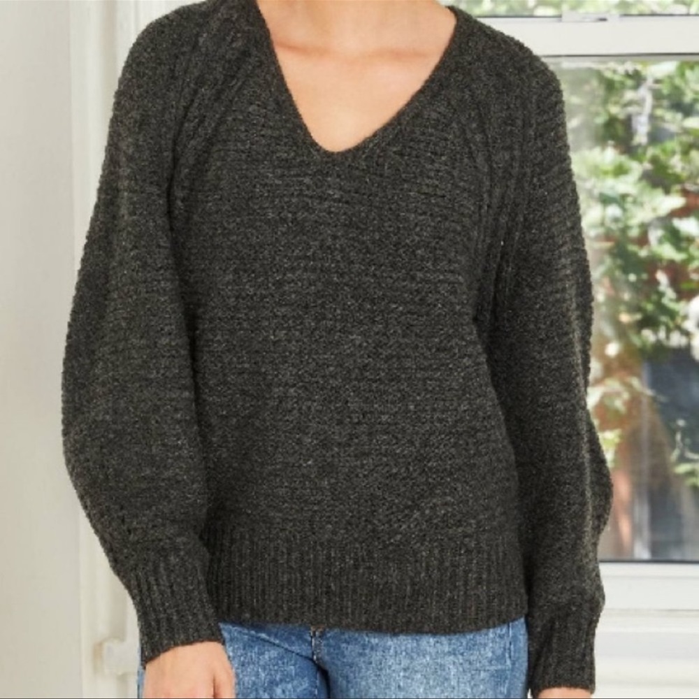 Sleeve V-Neck
Pullover Sweater In Charcoal Heather M